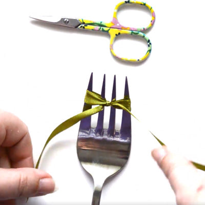 Make your own mini bows for crafts - Super EASY!